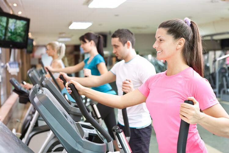 persone che si allenano in palestra