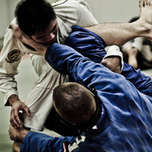 ragazzi che praticano arti marziali